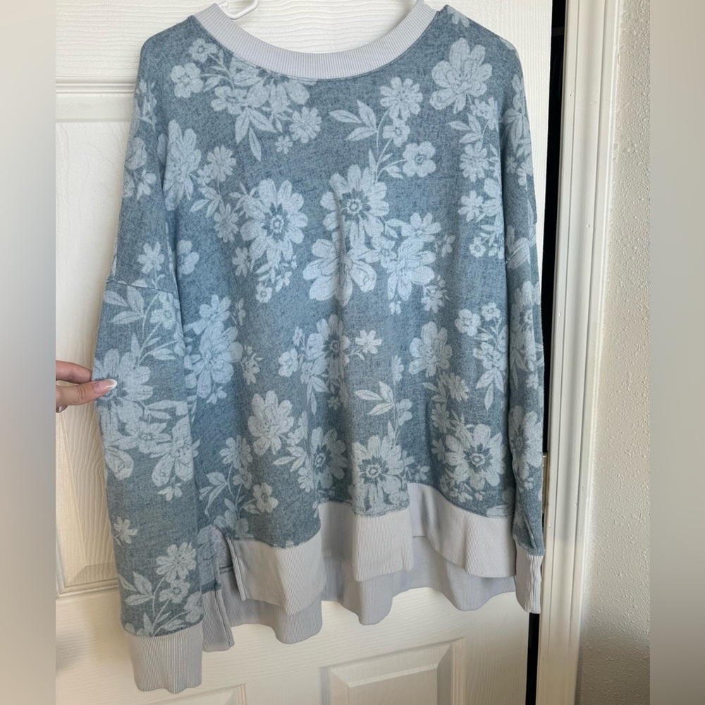Women’s Time and Tru Blue Floral Sweatshirt Top